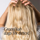 Kvinna med långt blont hår masserar hårbotten, bild till Green Heads GreenHab detoxbehandling för torrt hår.