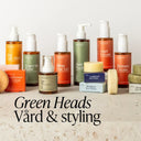 Green Heads vård- och stylingserie med schampo, balsam, hårmask, hårolja och stylingprodukter uppställda på rad, naturliga och Grön Salong-godkända hårprodukter.