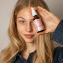 Kvinna visar upp Oil in Treatment en produkt från Green Heads