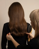 Green Heads stylar en kund med långt med svinborste