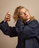 Modell med naturligt stylat hår i med Seasalt mist för Green Heads.
