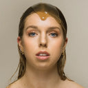 Kvinna med Alg in Treatment i sitt hår